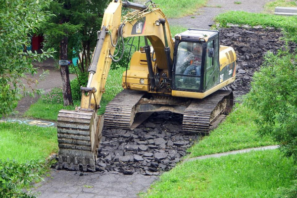 Urbánkova - úprava plochy za bytovými domy 14-16