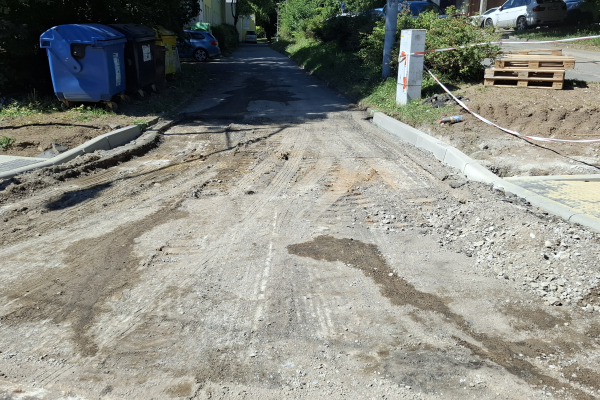 Oprava povrchu ulice Řezáčova – aktualizace k 26.08.2025 - vjezd ke školce, rehabilitaci a na malé parkoviště pod nákupním střediskem - AKTUALIZACE