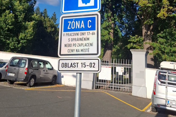 Parkoviště u hřbitova je nově v modré zóně!