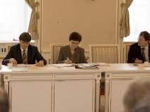 Zleva: předsedající Haluza (JIH), tajemnice sněmu O.Fuxová, Kvapil (ŽABOVŘESKY)